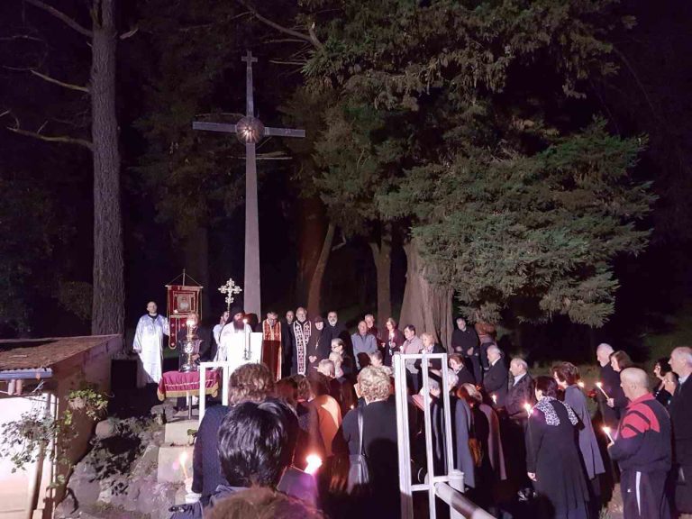 Пресвета Богородица – Живоносен извор, Вечерна богослужба и Молебен канон кон Богородица во манастирот Донибрук