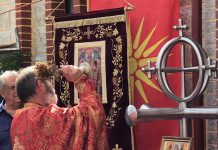 Осветување и поставување на нови крстови на новата црква посветена на Свети Никола во Перт