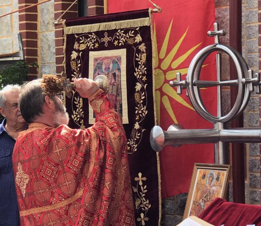 Осветување и поставување на нови крстови на новата црква посветена на Свети Никола во Перт