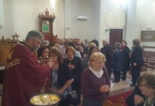 Света Литургија во црквата Свети Никола во Престон (Петковден)