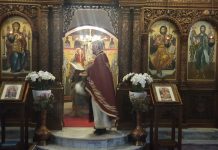 Света Литургија во црквата Света Петка во Мил Парк