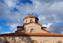 Пикник во манастирот во Донибрук