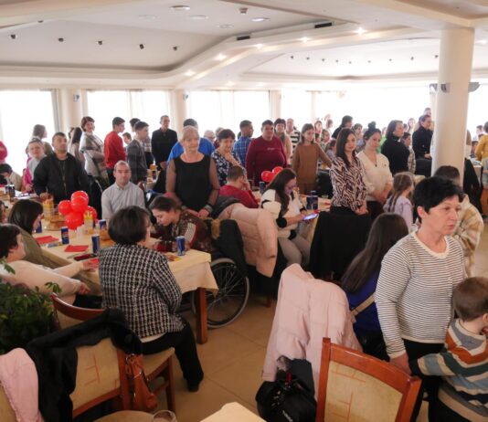 Божикен ручек за децата во Македонија