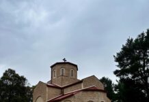 Пикник во манастирот во Роклин